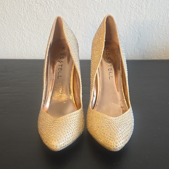 Kiss & Tell Golden Heels - Picture 3 of 9